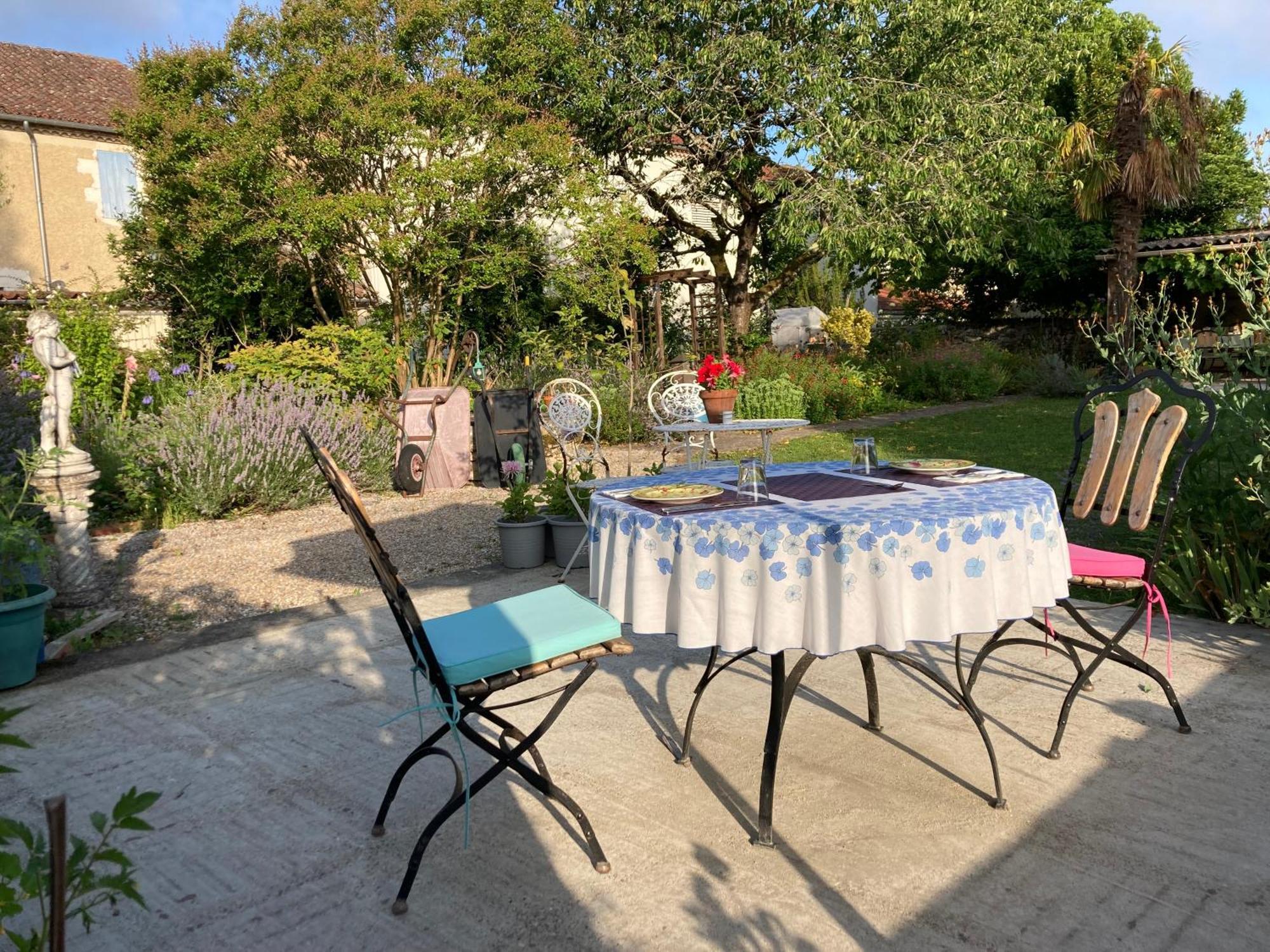 Le Petit Cochon Bed & Breakfast Valence-sur-Baise Exterior photo